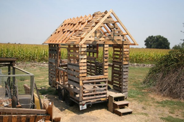 Pallet House Workshop hosted by New Jura Natural Building in Waller, Texas