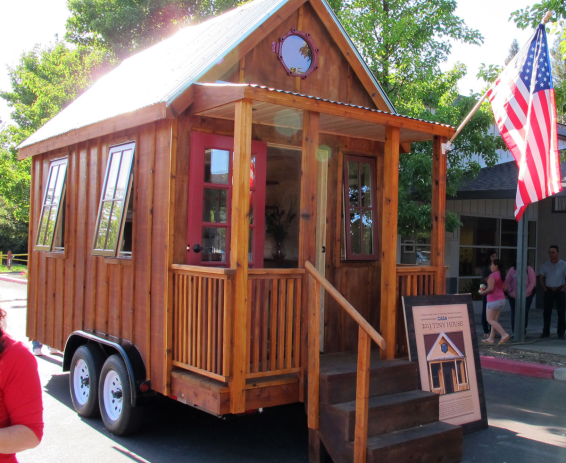 Healdsburg High School Students Build Tiny House