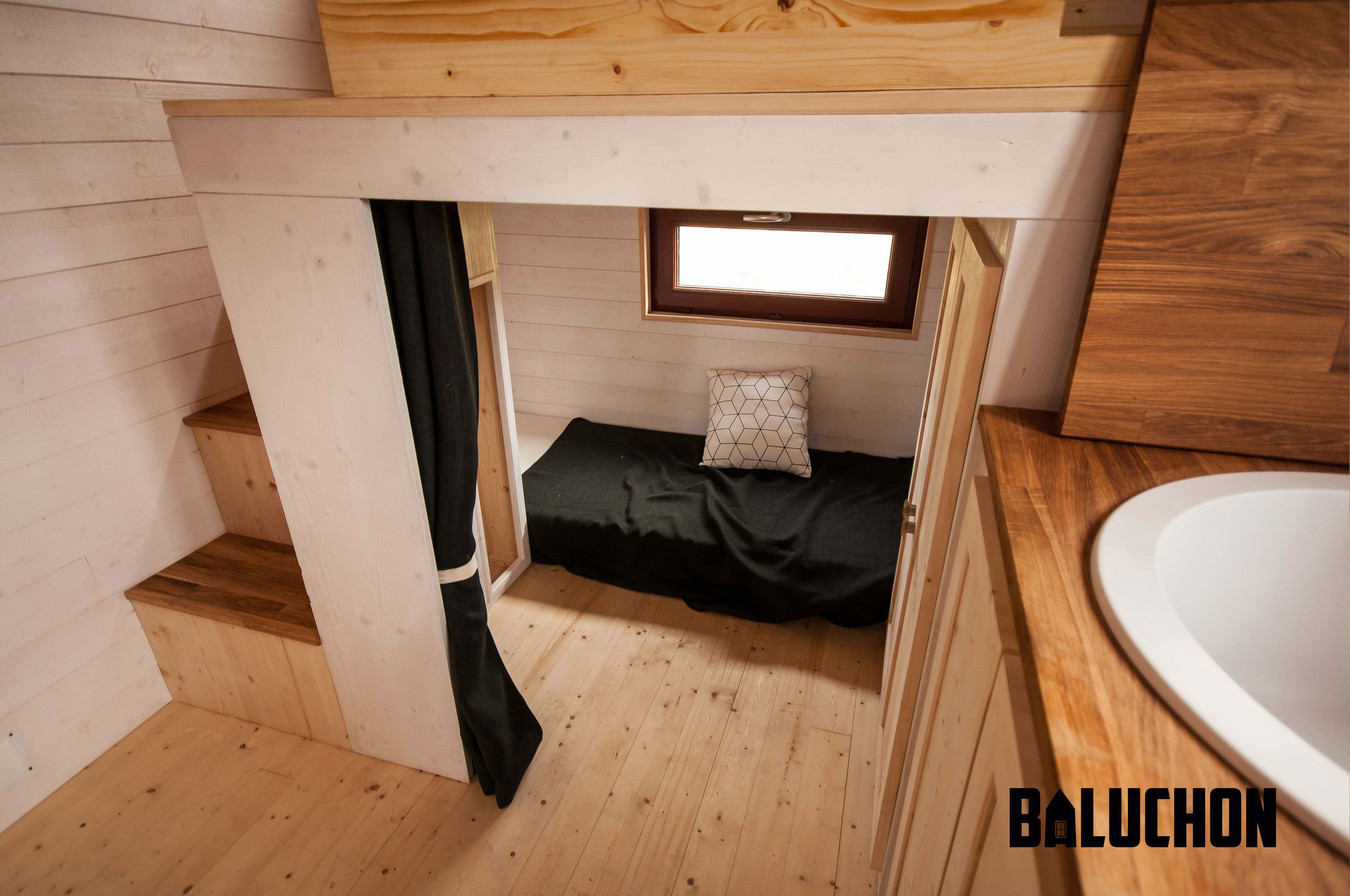 L'Odyssée - French Tiny House Unique Loft Bed Below